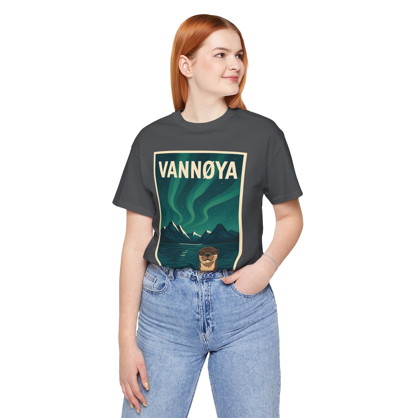 Unisex Jersey T-Shirt – „VANNØYA“ mit Otter & Nordlicht – Natur zum Anziehen